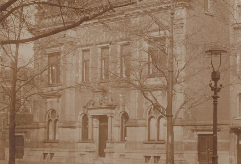 Het Gemeentearchief aan de Mathenesserlaan nummer 315, uit het zuidoosten.