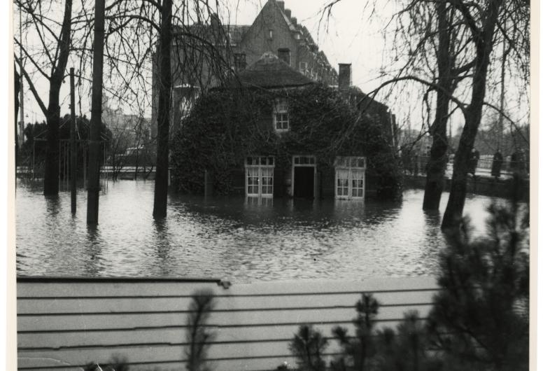 Overstromingen in Rotterdam en omstreken in de nacht van 31 januari op 1 februari 1953 tijdens de Watersnoodramp. De onder water gelopen herberg "In den Rustwat" aan de Honingerdijk.