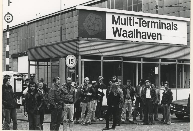 Stakende havenarbeiders bij de poort van Multi-Terminals Waalhaven proberen werkers over te halen tot staken (1979).