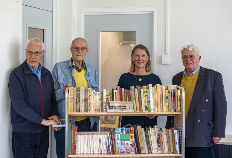 Drie van de vier mannen staan achter de collectie, samen met Stadsarchivaris Erika Hokke. Fotograaf Pim Leewis