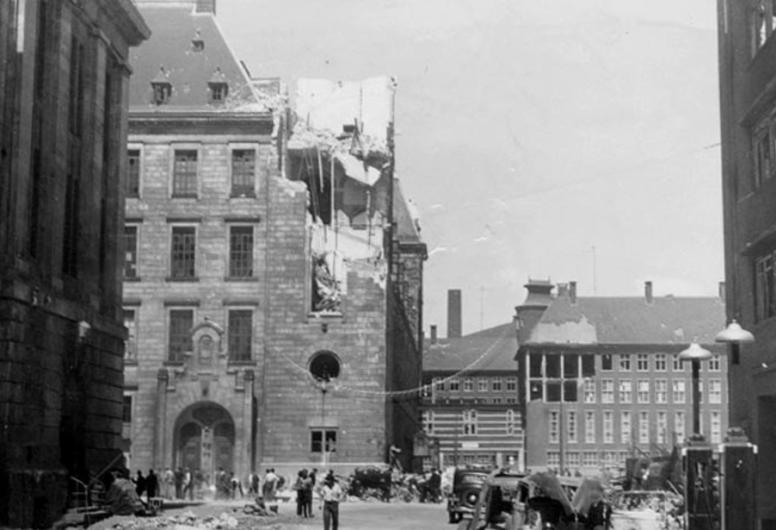 Gehavend stadhuis na het bombardement