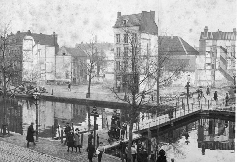 Coolvest 44 in het najaar van 1912. In het gebouw met schilddak rechts op de foto was de bioscoopzaal van Tuschinski’s eerste Thalia.