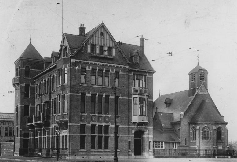 Het tehuis voor Engelse zeelieden aan de Pieter de Hoochweg. Rechts de Saint-Mary's Church (Engelse kerk), 1913. Architect: J. Verheul Dzn.