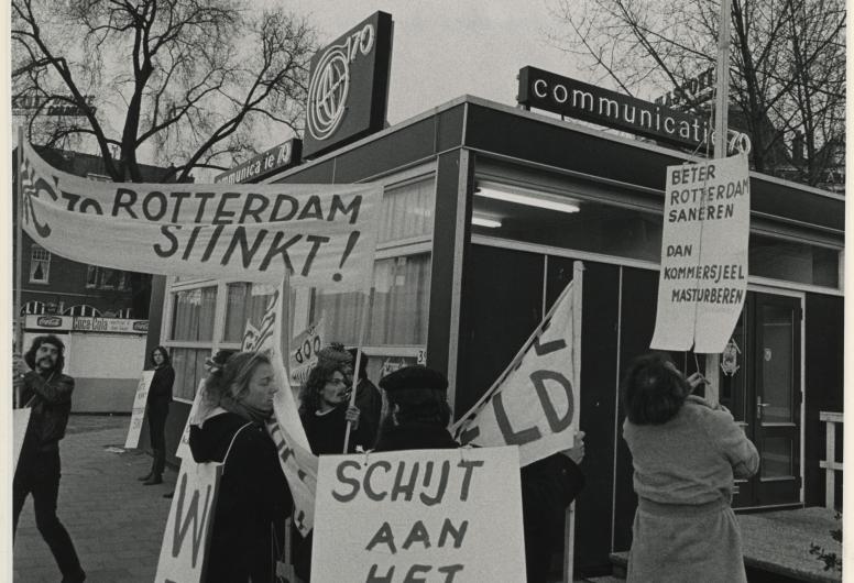 Protest van het "Ludiek Creatief Sabotage Centrum" tegen C'70. De protesteerders bij het C'70 kantoor aan het Kruisplein.
