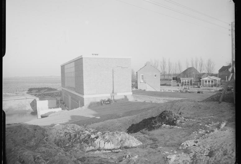 Nieuwbouw gemaal Breeman en bijhorende woning bij de Koedood in 1956. Fototechnische Dienst Rotterdam. Collectie 4237, nr. L-2453