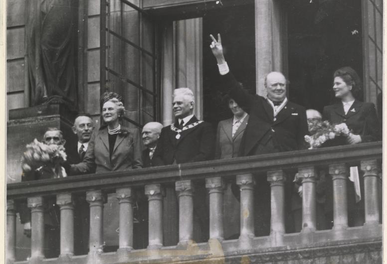 Familie Churchill en burgemeester Oud en zijn vrouw op het bordes stadhuis. Fotograaf Kees Molkenboer / Nederlands Fotomuseum