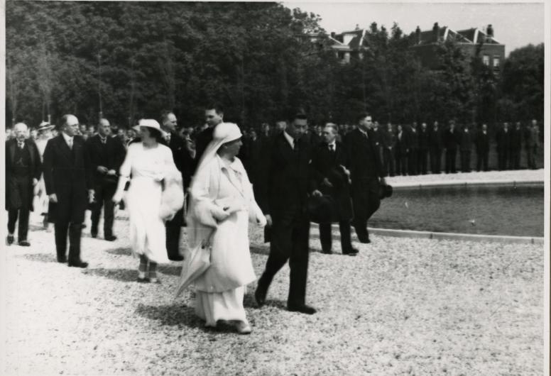 Koningin Wilhelmina en prinses Juliana worden rondgeleid door burgemeester P. Droogleever Fortuyn door het Museumpark tijdens hun bezoek aan Rotterdam. Collectie 4282, XXXIII-372-01-2
