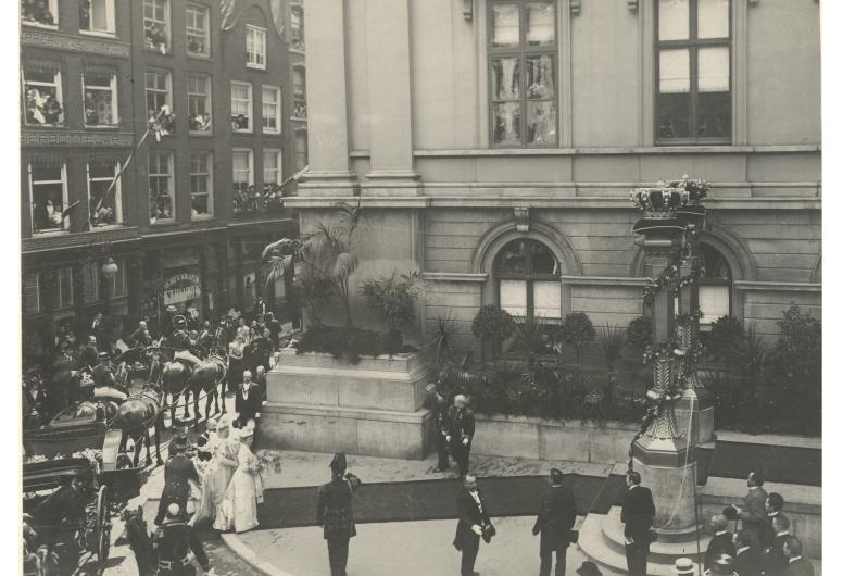 Aankomst van koningin Wilhelmina en koningin Emma bij het stadhuis aan de Kaasmarkt tijdens hun bezoek aan Rotterdam, 9 juni 1899. Collectie 4282, XXXIII-184-1. Fotograaf Jacob Schotel