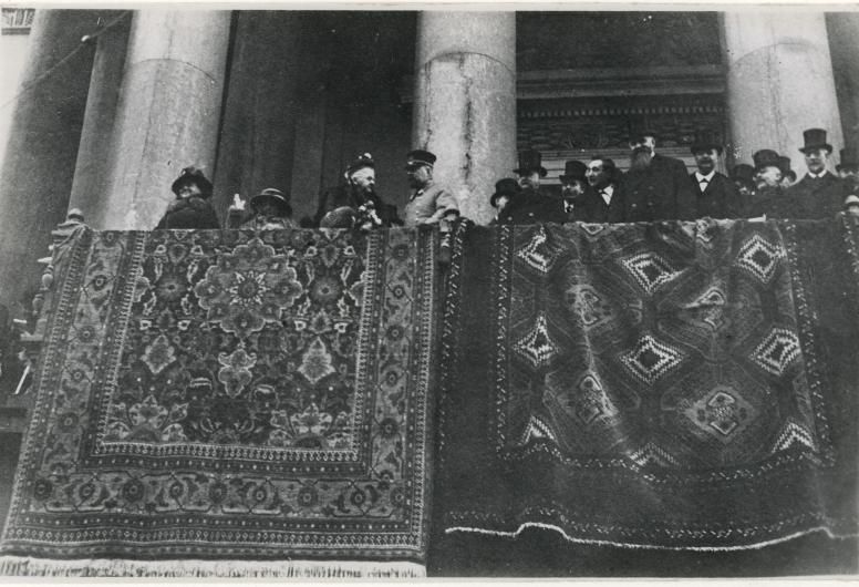 Koningin Emma, koningin Wilhelmina, prins Hendrik en prinses Juliana op het stadhuis aan de Kaasmarkt tijdens hun bezoek aan Rotterdam. Collectie 422, XXXIII-310-01