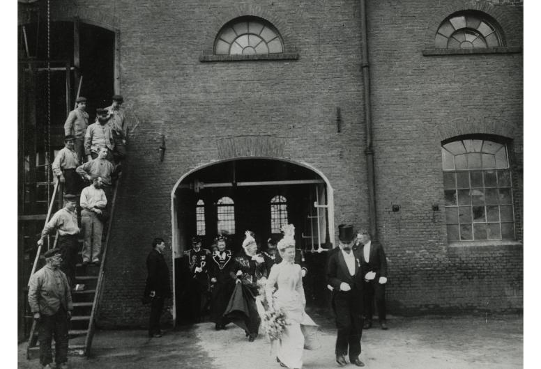 Bezoek van koningin Wilhelmina en koningin Emma aan de Maatschappij voor Scheepsbouw en Werktuigkunde 'Feyenoord',  25-09-1899. Collectie 4282, XXXIII-196.