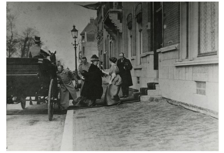 Bezoek van koningin Wilhemina aan het huis van burgemeester A.R. Zimmerman aan de Essenlaan. Collectie 4282, XXXIII-280-b