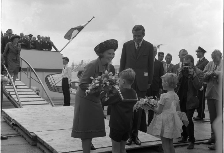 Prinses Beatrix en prins Claus worden op de kade door kinderen ontvangen na een rondvaart met de Spido tijdens een bezoek aan Rotterdam. Collectie 4202, 28328. Fototechnische Dienst