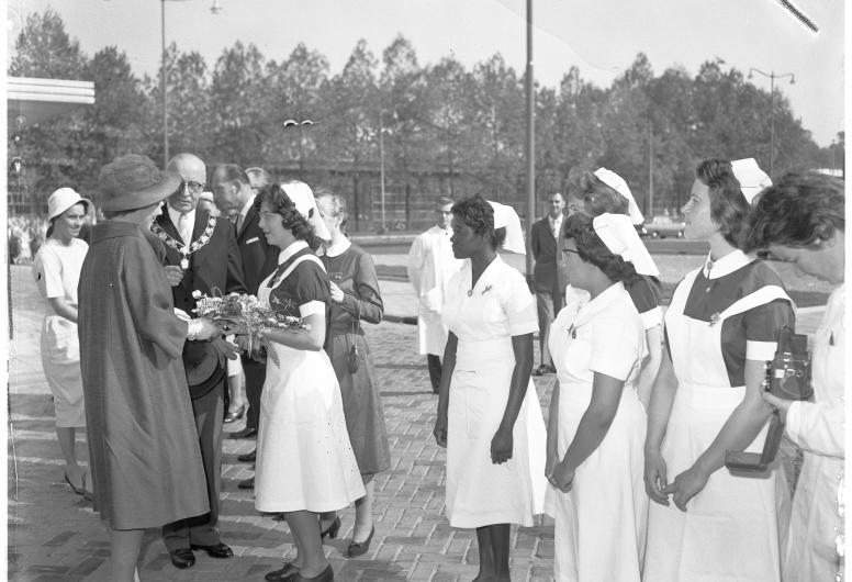Prinses Beatrix wordt ontvangen door verpleegkundigen van Dijkzigt Ziekenhuis. Collectie 4121, 5520. Fotograaf Ary Groeneveld