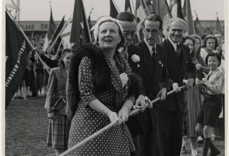 Bezoek van koningin Juliana en prins Bernhard aan Rotterdam. Bij de opvoering van het opbouwspel "Wij bouwen" in het Spartastadion.  Collectie 4282, XXXIII-752-04. Fotograaf: Anefo