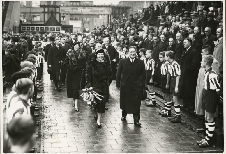 Bezoek van koningin Juliana aan de voetbalwedstrijd Sparta-Feyenoord ten behoeve van de Bloedtransfusiedienst van het Rode Kruis. Collectie 4282, XXXIII-396