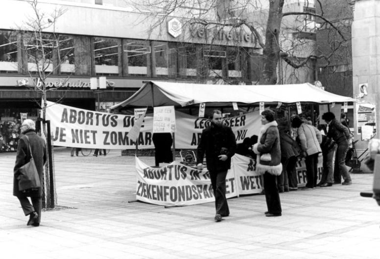 Actie voor abortus in het ziekenfondspakket op de Lijnbaan in januari 1978. Foto: Lex de Herder, collectie 4199, nummer 2005-9631.