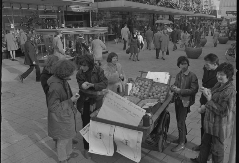 Leden van actiegroep Dolle Mina verkopen op de Lijnbaan appels voor Stimezo. Foto: Ary Groeneveld, collectie 4121, documentnr. 22308-3-10-01