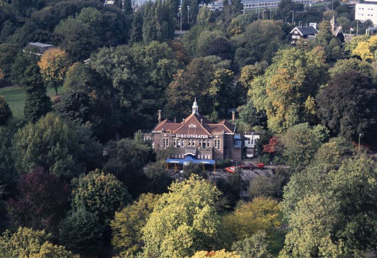 Vanaf de Wersterlaantoren van Van Ommeren aan de Westerlaan is discotheater Parkzicht in Het Park in beeld gebracht.