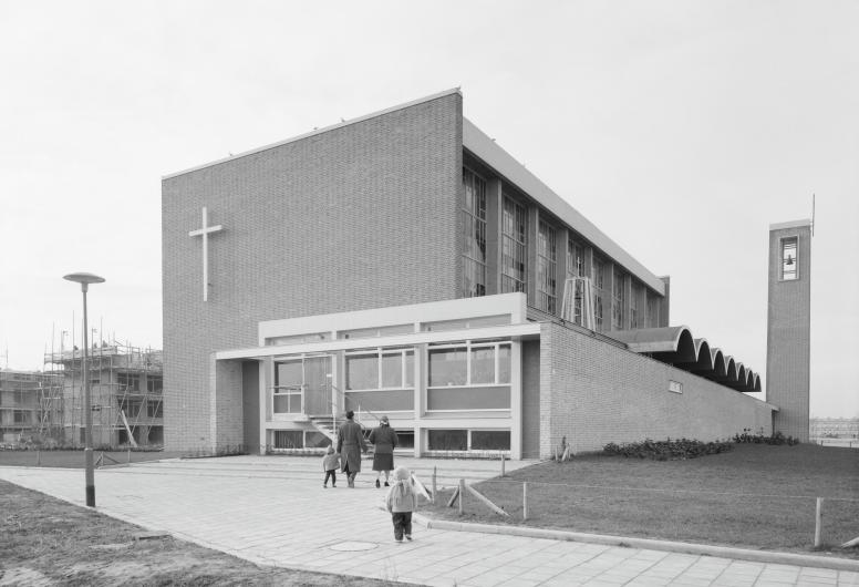 Onze Lieve Vrouw Onbevlekt Ontvangen aan de Slinge in Zuidwijk. Naast de kerk worden woningen gebouwd.