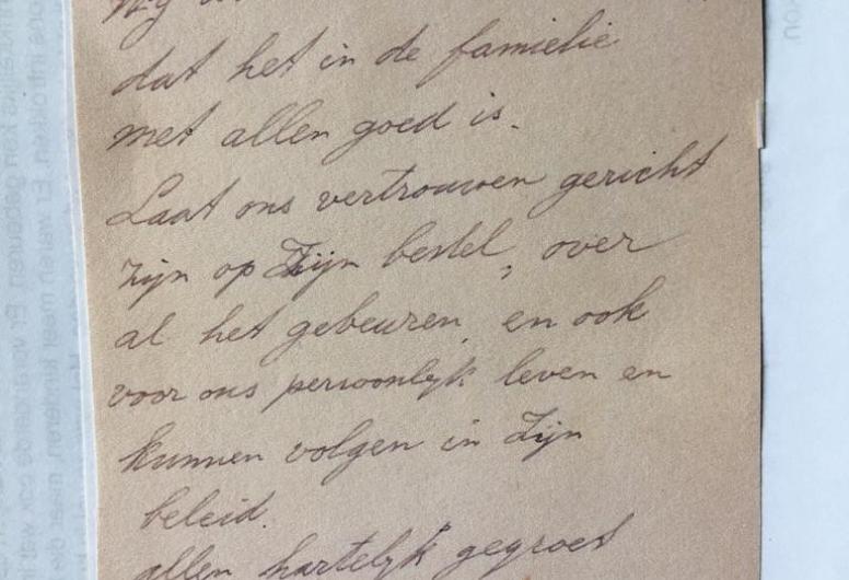 foto van een handgeschreven briefje, de laatste briefkaart.