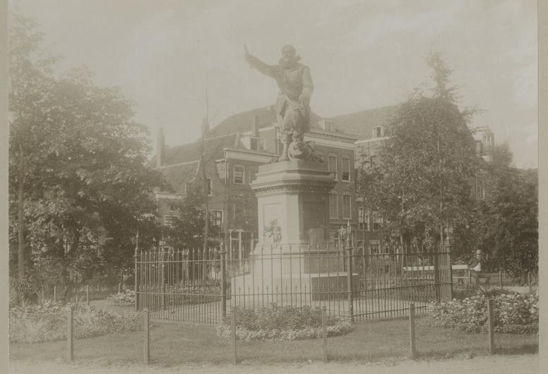 Standbeeld Piet Heyn op het Piet Heynsplein, fotograaf Frans von Pöppinghausen