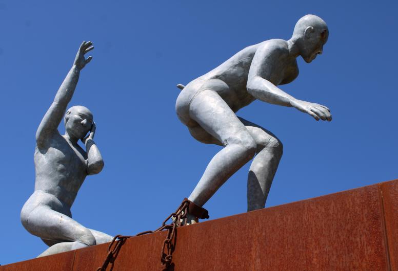 Detailopname van het Rotterdamse Slavernijmonument Clave in het Lloydkwartier. 2020. Collectie 4283, documentnummer 42-10