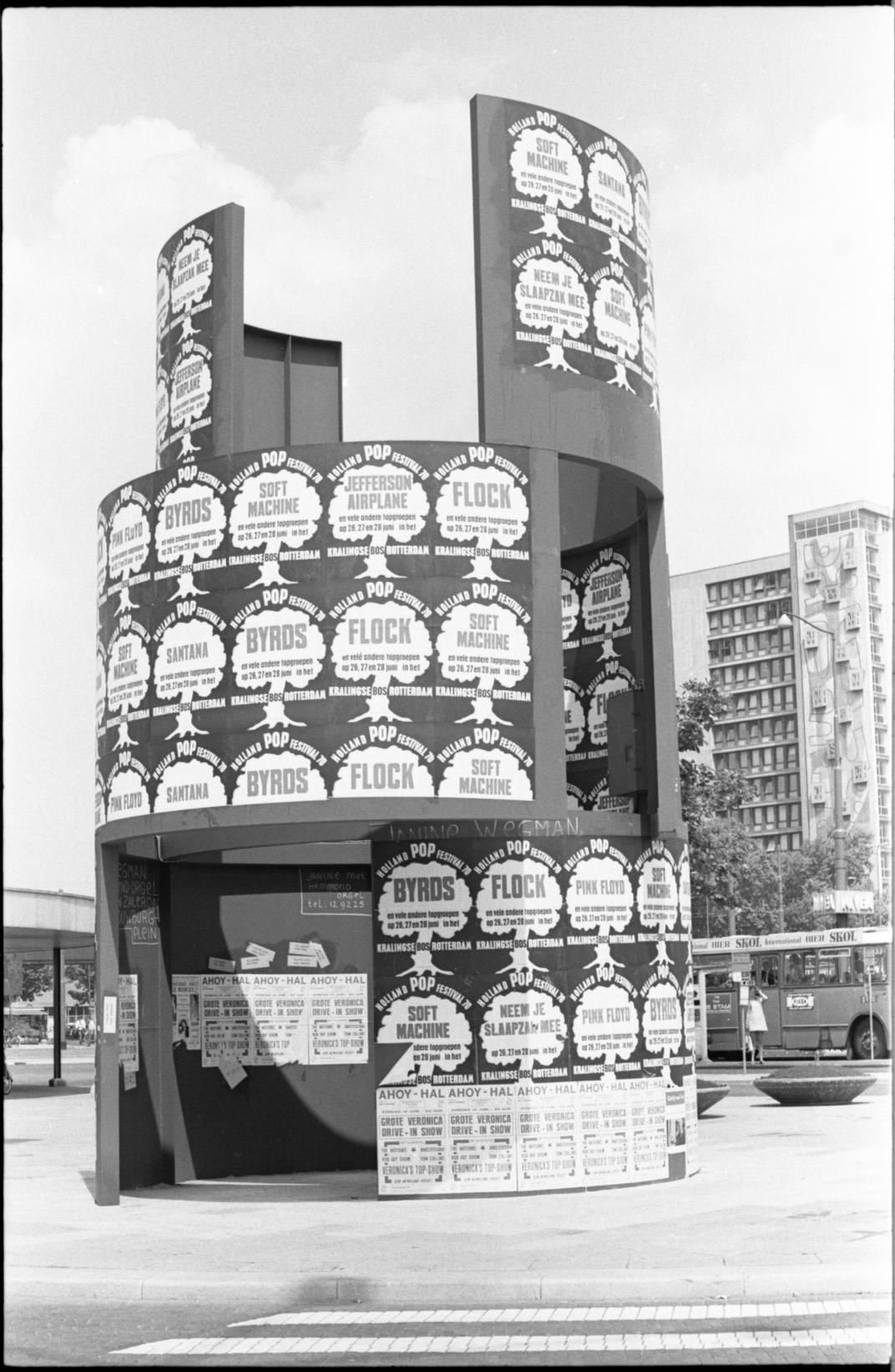 De door de Nederlandse beeldhouwer André Volten ontworpen stalen communicatiezuil C'70 op het Stationsplein werd aanplakzuil