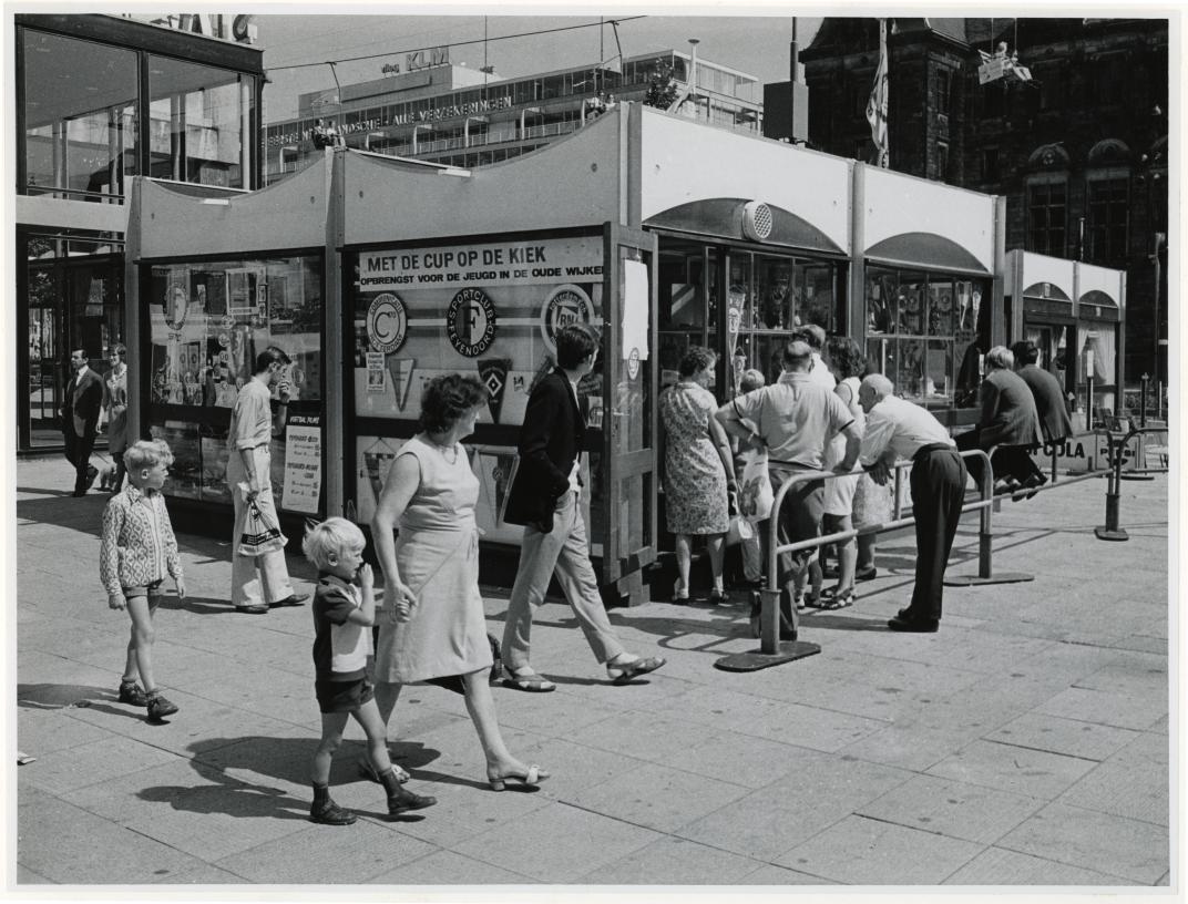 Het Feyenoordpaviljoen op het Stadhuisplein, waar mensen zich kunnen laten fotograferen met de Europacup 1. Collectie 4282, nummer 2200. Fotograaf H.M. Vrijmoet