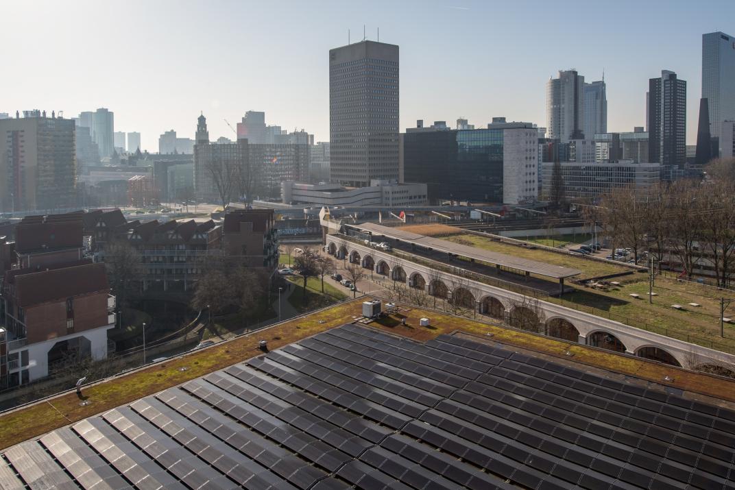 Dak stadsarchief vol zonnepanelen