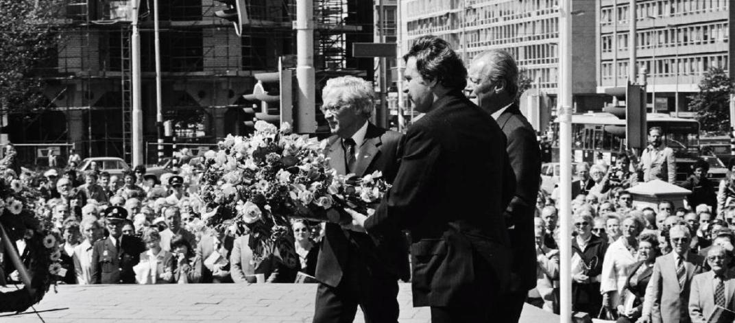 Kranslegging in 1980 herdenking 14 mei 1940