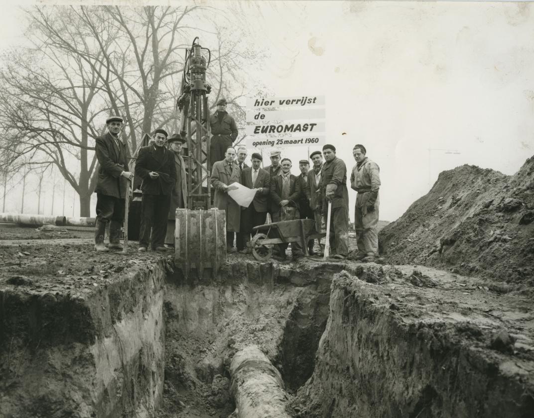 Start van de bouw van de Euromast in het najaar van 1958. Collectie 4100 nummer 12467
