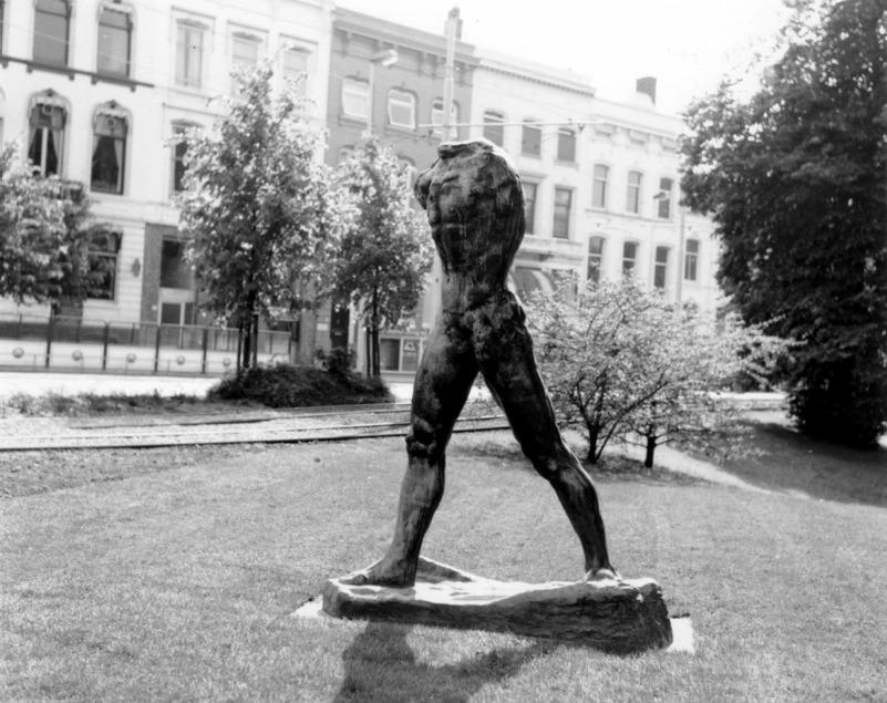 Standbeeld van Rodin: "l'homme qui marche". Collectie 4100 nummer 8435-01-1.  Foto door Lex de Herder