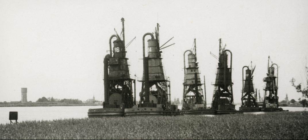 Elevators van de GEM, tijdelijk gestationeerd in Lekkerkerk, 1944. Collectie 4029-8925