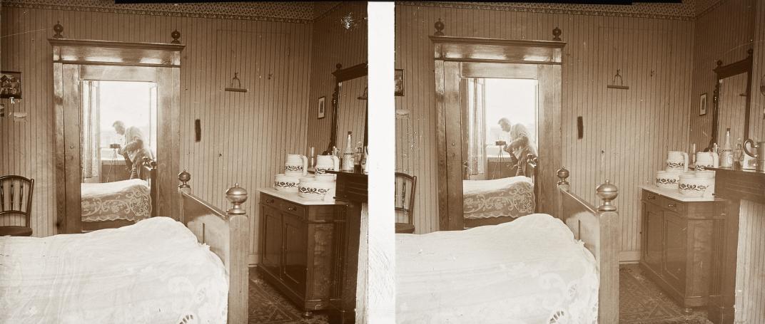 Slaapkamer met Ferdinant in de spiegel. Collectie 4156, nr 139-20