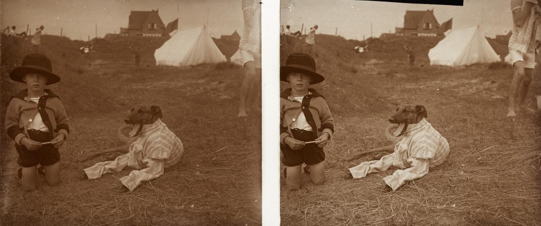 Zoon Dirk met hond in de duinen van Hoek van Holland, Ca. 1926. Collectie 4156, nr 139-36