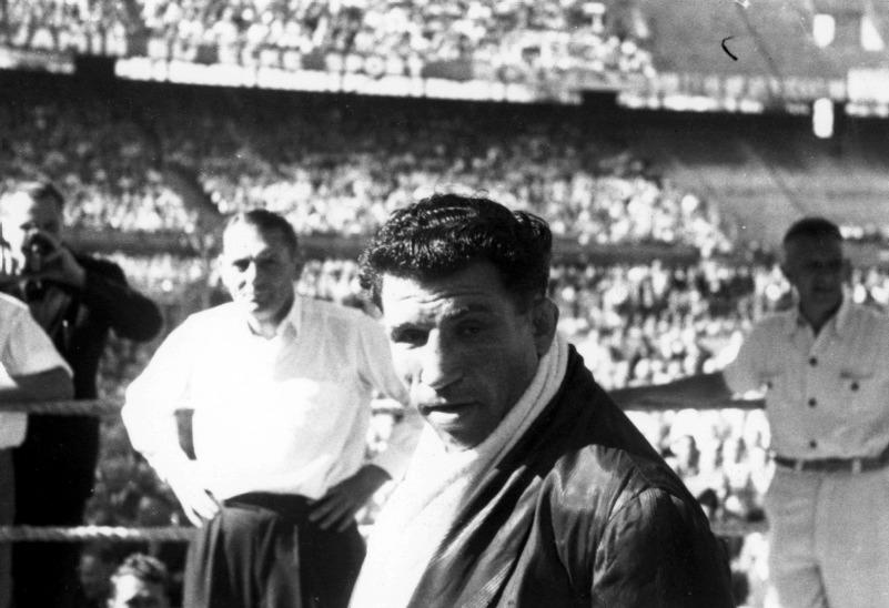 Bokswedstrijd om de nationale titel middengewicht tussen de Rotterdammers Luc van Dam en Bep van Klaveren in het Feijenoordstadion, 10-08-1947. Lex de Herder