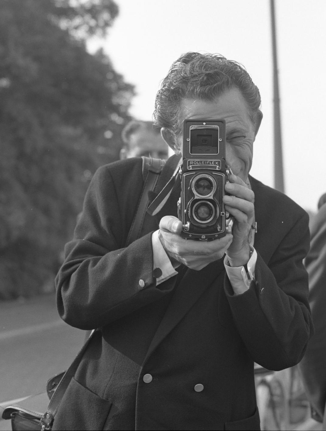 Lex de Herder met fotocamera