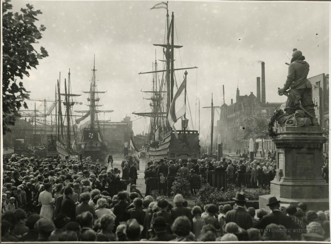 De vloot van "Piet Heijn" aangemeerd in Delfshaven ter gelegenheid van het ambtsjubileum van koningin Wilhelmina. Collectie historie