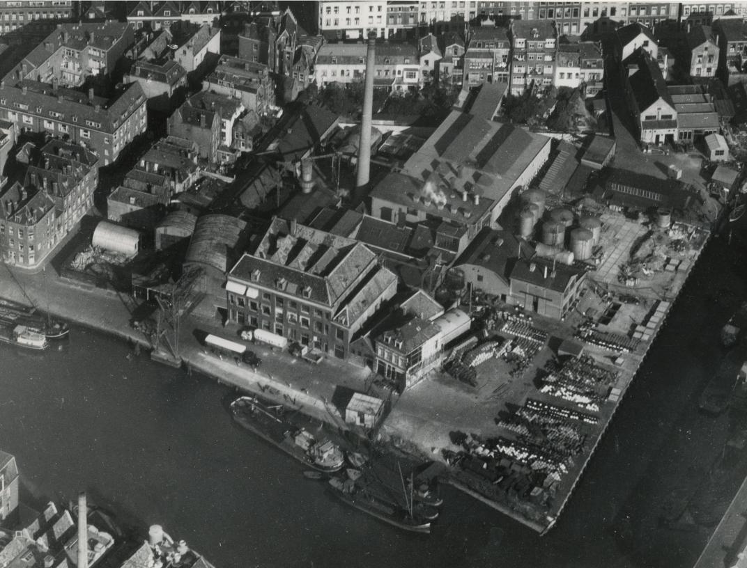 Vanuit de lucht: Zeemagazijn. Fotograaf Kortman-Schulte. Collectie 4232 xv-1-3