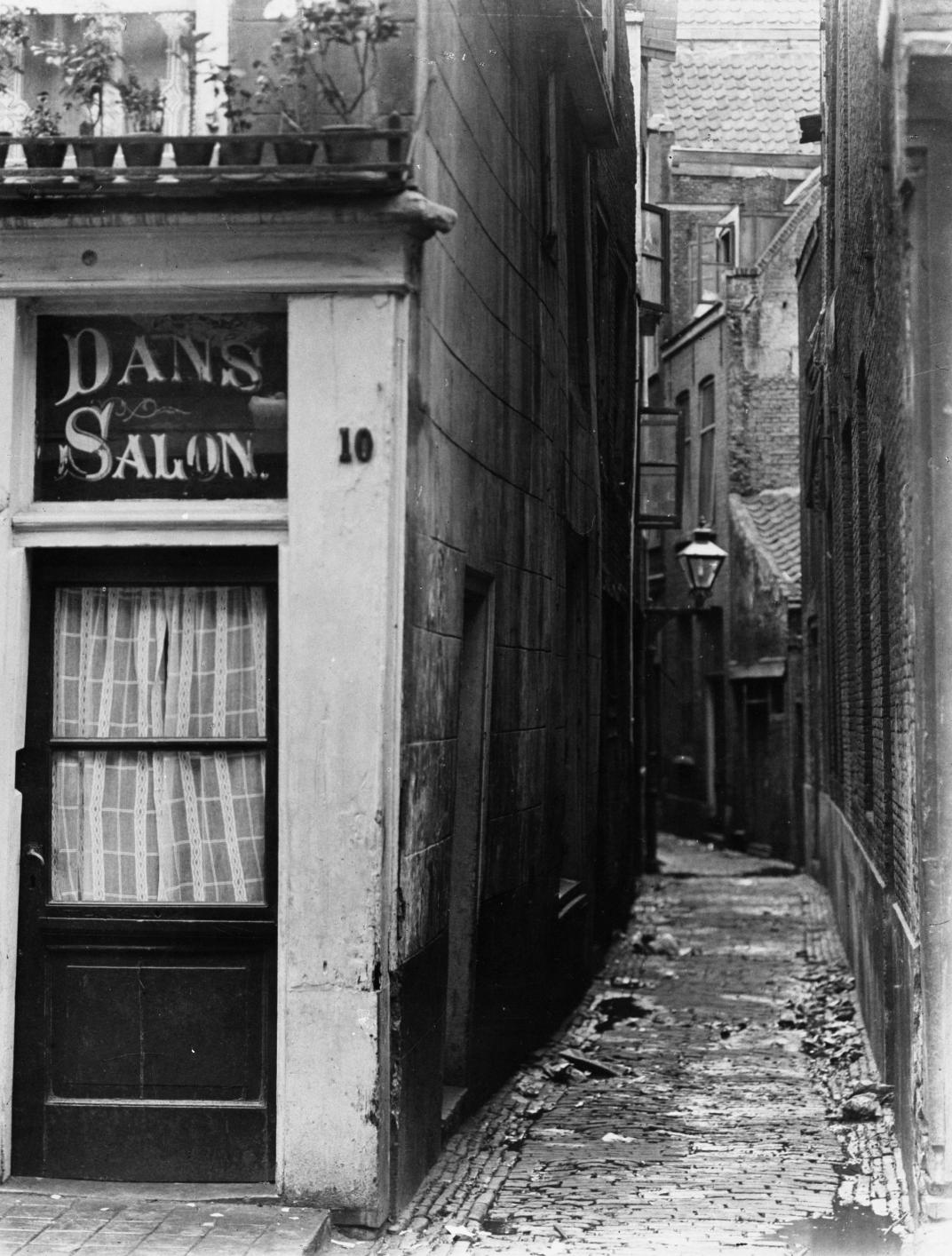 Danssalon in de Mosterdsteeg. Zandstraatbuurt, 1912. Collectie 4113-IX- 01-3. Fotograaf is Henry Berssenbrugge.