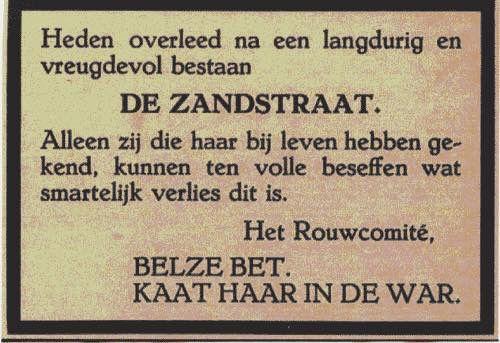 Overlijdensadvertentie van de Zandstraatbuurt die voor de ramen van de dichtgetimmerde huizen werd gehangen.