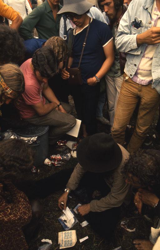 Bezoekers tijdens het Holland Pop Festival in Kralingen in 1970 rollen een joint