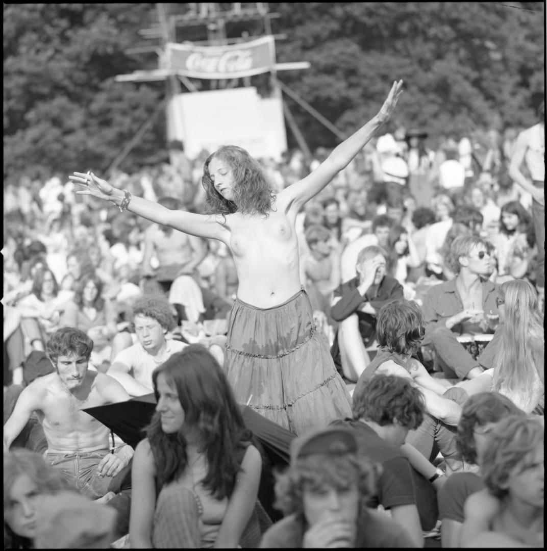 Bezoeker tijdens het Holland Pop Festival in 1970 danst halfnaakt