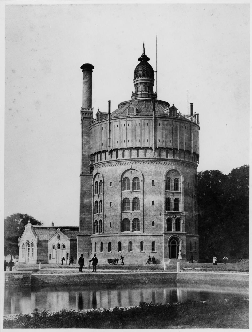 Watertoren van het Gemeentelijk Drinkwaterleidingbedrijf aan de Honingerdijk in 1875. 