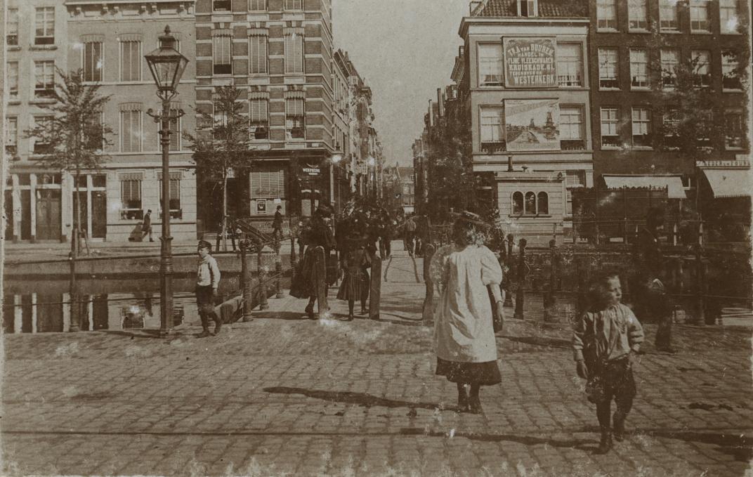 Het "Comediebruggetje" over de Coolvest, 1900.