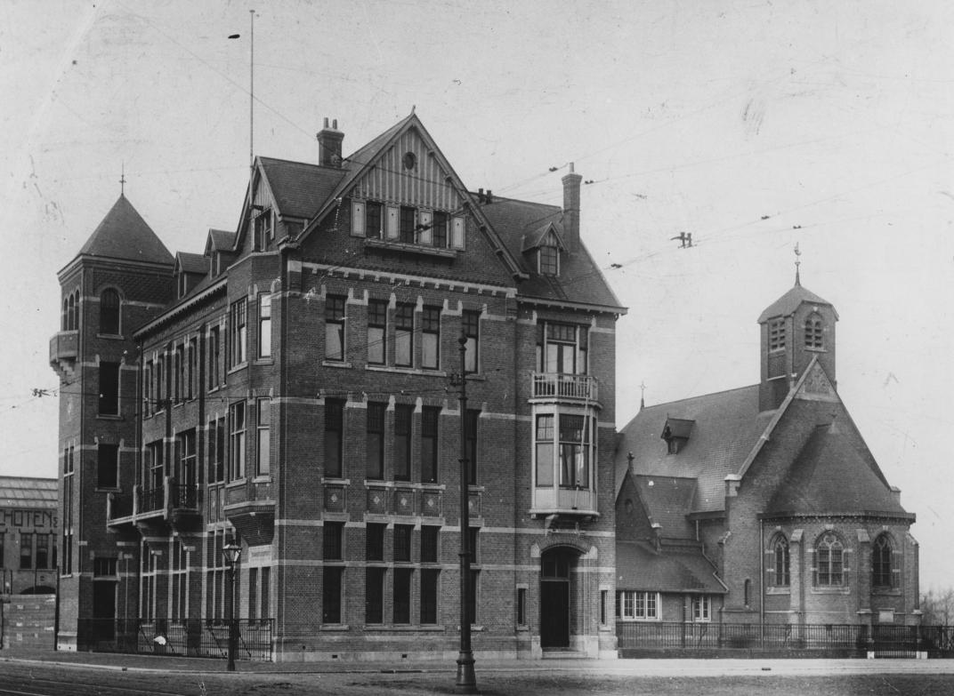 Het tehuis voor Engelse zeelieden aan de Pieter de Hoochweg. Rechts de Saint-Mary's Church (Engelse kerk), 1913. Architect: J. Verheul Dzn.