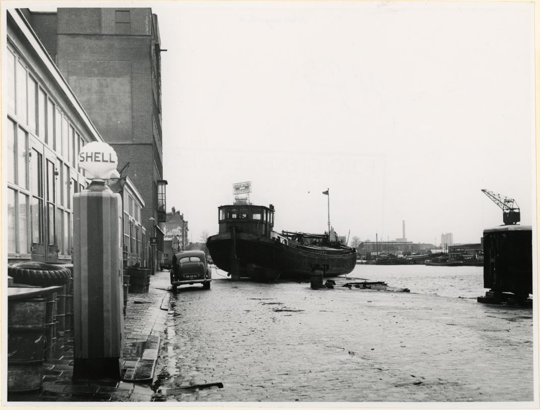 Binnenvaartschip op de kade van het het Haringvliet. Collectie 4282, nummer XXXIII-869-05-2