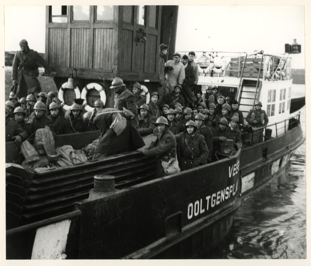 De hulp van het leger wordt ingeroepen voor de evacuatie van inwoners. Collectie 4282, nummer 3919. Fotograaf Johannes van Rhijn