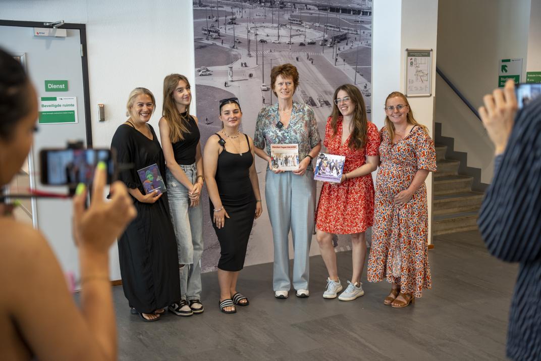 Overhandiging manifesten van Chicks and the City