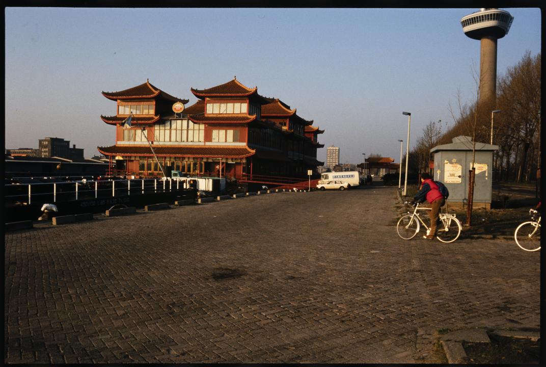 Een foto van de New Ocean Paradise, ook bekend als de Chinese Boot, aan de linkerkant van de foto. Aan de rechterkant is nog een deel van de Euromast te zien. De foto is gemaakt door Aad Boer.